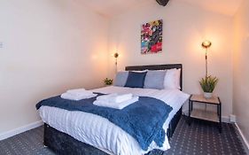 Characterful 2 Bedroom Apartment - Central Location